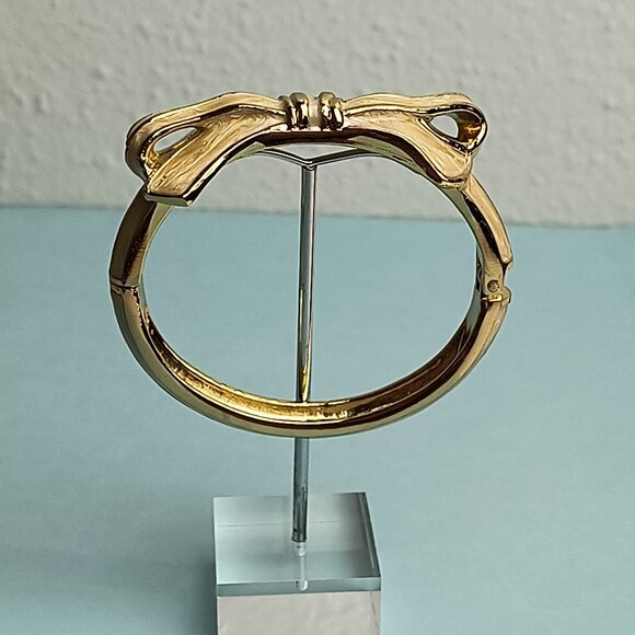 RIBBON BOW Enamel Bow Shape Hinged Bangle Bracelet Cream Tan Gold Plated Tone - Picture 1 of 7